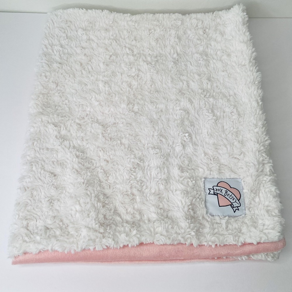 Betsey Johnson White Rosette Swirl Pink Heart XOX Plush Baby Blanket 32"x35"